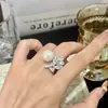 Nuevo Anillo de Dedo Índice Brillante con Diamantes Hojas Frescas y Perlas Estilo Celebridad para Mujer Lujo Ligero Nicho Gama Alta Banda para Dedo Índice de Mujer
