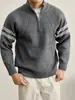 Suéter retrô americano com meio zíper e gola alta, estilo old-money, design de três listras, versátil, feito com fleece polar quente, suéter clássico para homens