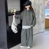 Conjunto de Ropa para Niñas Primavera y Otoño 2026 Estilo Nuevo Sudadera con Capucha Falsa de Dos Piezas y Pantalones de Pierna Ancha para Niños Mayores, Moderno y Genial