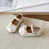 Zapatos de Cuero Estilo Princesa para Niña Pequeña 2026 Nuevo Estilo Decoración de Perlas con Moño Suela Suave Zapatos de Rendimiento Elegantes Zapatos de Perlas para Bebé Niña