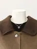 Nueva colección de otoño e invierno para mujeres de mediana edad: un elegante abrigo de lana de doble cara de longitud media de alta gama con un cuello de contraste