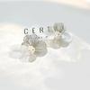 Distintivos Exagerados Huecos Flor Grande Plato de Incienso Repelente de Mosquitos Clip para la Oreja Sin Agujeros en la Oreja Estilo Frío Lujo Ligero Aretes de Perlas de Alta Gama para Mujeres
