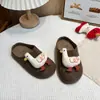 Nueva colección de otoño e invierno 2026 para niños: Sandalias tipo chancla lindas de Mickey Mouse, adecuadas tanto para niños como para niñas, diseñadas para uso en exteriores, cómodas y con suela antideslizante, parecidas a las sandalias Birkenstock