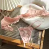 Conjunto de lencería de encaje estilo francés de media copa para mujer, con aros para soporte, efecto push-up, cobertura lateral del busto, tirantes finos ajustables y diseño calado.