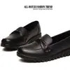 Sapatos de mãe com solas macias, de calçar fácil, sapatos baixos confortáveis e versáteis para mulheres, novidade outono 2026, sapatos casuais de cor sólida para mulheres de meia-idade