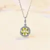 Collar de plata de ley S925 con moissanita de color para mujer, colgante redondo de cuatro puntas de 1 quilate, cadena para la clavícula con gema de color al por mayor transfronteriza