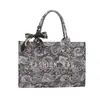 Bolso retro versátil de gran capacidad con estampado estilo europeo y americano, modelo nuevo 2026 con pañuelo de seda, bolso de hombro de alta gama