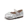 Sapatos pequenos de couro com laço de pérola para meninas, nova coleção primavera/outono, sapatos de bebê com sola macia, sapatos de princesa Lolita para crianças, sapatos de performance