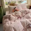 Juego de ropa de cama de cuatro piezas para maternidad e infancia Clase A, sábana de algodón lavado imitación algodón antibacteriana, funda de edredón, sábana bajera, juego de tres-cuatro piezas para dormitorio individual de estudiante