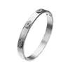 Elegante Pulseira de Aço Inoxidável para Mulheres com Detalhes em Cristal Azul Design Elegante com Detalhes Decorativos Prateados Ajuste Confortável Construção em Liga Durável Ideal para Uso Casual e Formal Perfeita Ideia de Presente