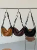 Nuevo modelo de otoño de 2026 estilo Hong Kong retro diseño de color liso bolso de hombro, bolso cruzado casual de nicho único y a la moda