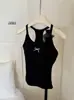 Camisola estilo americano con cuello halter y copas, camisola EBB de espalda hermosa, un atuendo dulce y fresco para chicas calientes con un diseño de espalda cruzada