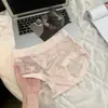 Calcinha sexy de renda francesa em cetim com design vazado em rede, apresentando corte triangular de cintura média e forro de algodão