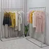 Estante de exhibición para tienda de ropa arte en hierro dorado de pie simple para el hogar dormitorio perchero especial combinación estante para tienda de ropa de mujer