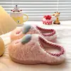 2026 Pantuflas de Algodón de Dibujos Animados de Invierno Bonitas y Versátiles para Mujer, Calidez para el Hogar, Suela Gruesa, Antideslizantes, Pantuflas de Felpa para Dormitorios de Estudiantes