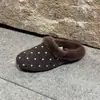 Chinelos de algodão pelúcia com bolinhas para mulheres 2026 Outono/Inverno Novos Sola Macia Sapatos Peludos Bico Fechado Meio Chinelo Birkenstock Chinelos para Exterior