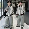 Traje de Chaqueta de Béisbol a Rayas Nuevo para Niños Primavera y Otoño Tallas Mediana y Grande Pantalones de Chándal Anchos Grises para Niños Conjunto de Dos Piezas Moderno