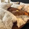 Juego de Cuatro Piezas de Leche Polar Tallada Antiestático Clase A Sábana Bajera Gruesa de Polar Coral Funda Nórdica Ropa de Cama Cálida de Invierno