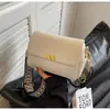 Moda Retro Nova Outono 2026 Bolsa Pequena Transfronteiriça para Mulheres Versátil Alça Larga Ombro Transversal Bolsa Quadrada Pequena de Nicho