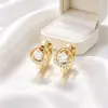 Xuping Moda Diseño de Nicho Triángulo Geométrico Ear Cuff Aleación de Cobre Pendientes de Lujo Ligero Elegantes Transfronterizos Europeos y Americanos para Mujer