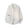 Camisa casual G-stone com estampa de letras no peito, de corte solto e mangas compridas, com colarinho dobrável, perfeita para o dia a dia.