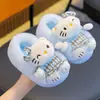 Chinelos de algodão infantis para outono e inverno, fofos e quentes, com forro de pelúcia, design KT, antiderrapantes, sola grossa, adequados para bebês e crianças pequenas, com design de calcanhar fechado