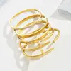 Pulsera de acero inoxidable dorada transfronteriza, traje de pulsera de trébol de cintura pequeña con tachuelas, brazaletes dorados