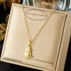 Elegante collar con colgante en forma de corazón incrustado de diamantes, un superventas transfronterizo, acero inoxidable chapado en oro, cadena decorativa para la clavícula delicada y fina para mujer