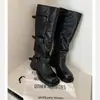 Botas estilo francês retrô de salto grosso e perna larga, novo modelo outono/inverno 2026, botas western de cano médio com fivela de cinto plissada empilhadas, botas de montaria