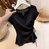 Top pequeño blanco irregular único hermoso calado con división de corbata de manga corta camiseta de verano para mujer top de alta gama