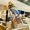 Vaso de vidrio de gran capacidad, resistente al calor y a las caídas, con un infusor incorporado para separar las hojas de té del agua, y una pajilla para beber fácilmente sobre la marcha