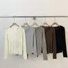 ¡Dongdaemun, Corea del Sur! Moda Otoño 2026: Suéter de punto holgado con un sutil corte en la espalda