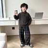 Coleção de primavera e outono para meninos: um conjunto elegante de duas peças apresentando um suéter de gola alta e calças xadrez, a nova coleção de outono de 2026, moderno e descolado