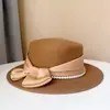 Sombrero plano de lana decorativa de satén perlado estilo Chanel para mujer, sombrero de fieltro combinable con todo, estilo socialité, para otoño e invierno, sombrero bombín pequeño de moda.