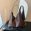 Bolso nuevo para mujer, gran capacidad, versátil, moda casual de otoño 2026, tote de hombro único de cera de aceite, retro para el trabajo