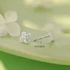 Pendientes de flor de cuatro hojas de plata de ley 925, pequeños y frescos, estilo pastoral, suaves y delicados, inspirados en el bosque, amigables con la piel, disponibles para venta al por mayor