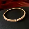 Pulsera de Cierre de Pinza de Cruz Electrochapada en Oro Real de 18 Quilates, Pulsera Versátil Estilo Commuter Francés, Accesorio de Mano Moderno y Único para Mujeres, Nicho