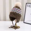 Novo Chapéu de Lã Estilo Coreano para Mulheres no Outono e Inverno, Chapéu Lei Feng Espesso Quente com Proteção para Orelhas e PomPom de Pelo, Forrado com Fleece para Homens, Chapéu de Tricô Casual