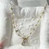 Colar Irregular de Cristal Branco com Pequenas Pérolas Douradas e Pingente de Madrepérola de Luz Suave, Cristal Transparente, Luxo Leve de Nicho
