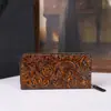 Cartera Larga con Diseño Creativo Único, Nueva Cartera Brillante de Cuero Vintage 2026 para Mujer, Tarjetero con Patrones Grabados, Múltiples Ranuras para Tarjetas, Moderna