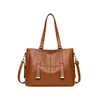 Bolsa de ombro e transversal popular, moda europeia e americana, bolsa para mães de meia-idade, bolsa tote de luxo leve, bolsa de axila para o dia a dia mais vendida no atacado