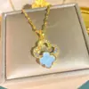 Moda Transfronteiriça Exquisito Colar de Aço Titânio Cravejado com Zircônia para Mulheres, Joia Pingente Versátil de Trevo de Quatro Folhas de Luxo Leve
