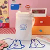 En stock Bolsa de Lona de Dibujos Animados para Llevar en la Mano un Solo Hombro Estudiante Tutores Literatura Versátil Cuatro Estaciones Portátil Bolsa de Tela Bolsa de Viaje para Mujer