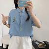 Camisa de mezclilla de manga corta con botones de color bordada de dibujos animados antiguos para mujer verano 2024 top ajustado bordado de gato