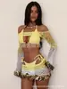 Conjunto de dos piezas hecho a mano de ganchillo estilo europeo y americano para mujer, top protector solar de hombros descubiertos con bloques de color y falda corta ajustada con lentejuelas, atuendo de playa