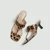 Chinelos Atacado de Fábrica Sandálias de Dedo Estampa Leopardo Femininas Sapatos Femininos 2026 Novo Verão Slides de Salto Alto Sandálias de Salto Fino Femininas