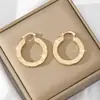 Brinco Dourado Embossed Europeu e Americano da Amazon Shein para Mulheres, Não Desbota, Alto Padrão, Brincos Prontos para Exportação Atacadista