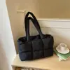 Bolso tote simple de gran capacidad para mujer, nuevo bolso de hombro casual para el otoño de 2026, bolso acolchado de algodón súper popular y moderno