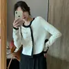 Top curto chique para outono, design único, cardigã de tricô branco com botões duplos e cores contrastantes, jaqueta suéter fina
