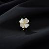 Exquisita hebilla anti-exposición de escote trébol, corsage decorativo de cuello en V, hebilla de flor ojo de gato, broche de moda para traje